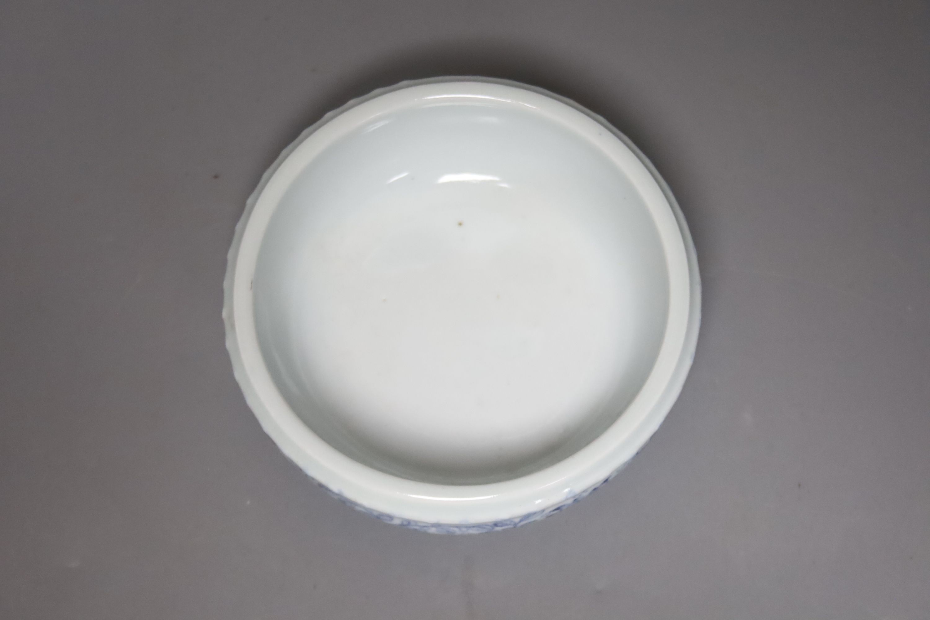 A small Chinese blue and white water bowl, diameter 11cm